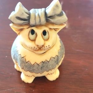 2001 Pot Bellies Calendar Cats " Maya " Figurine 2 1/2 Inches Tall